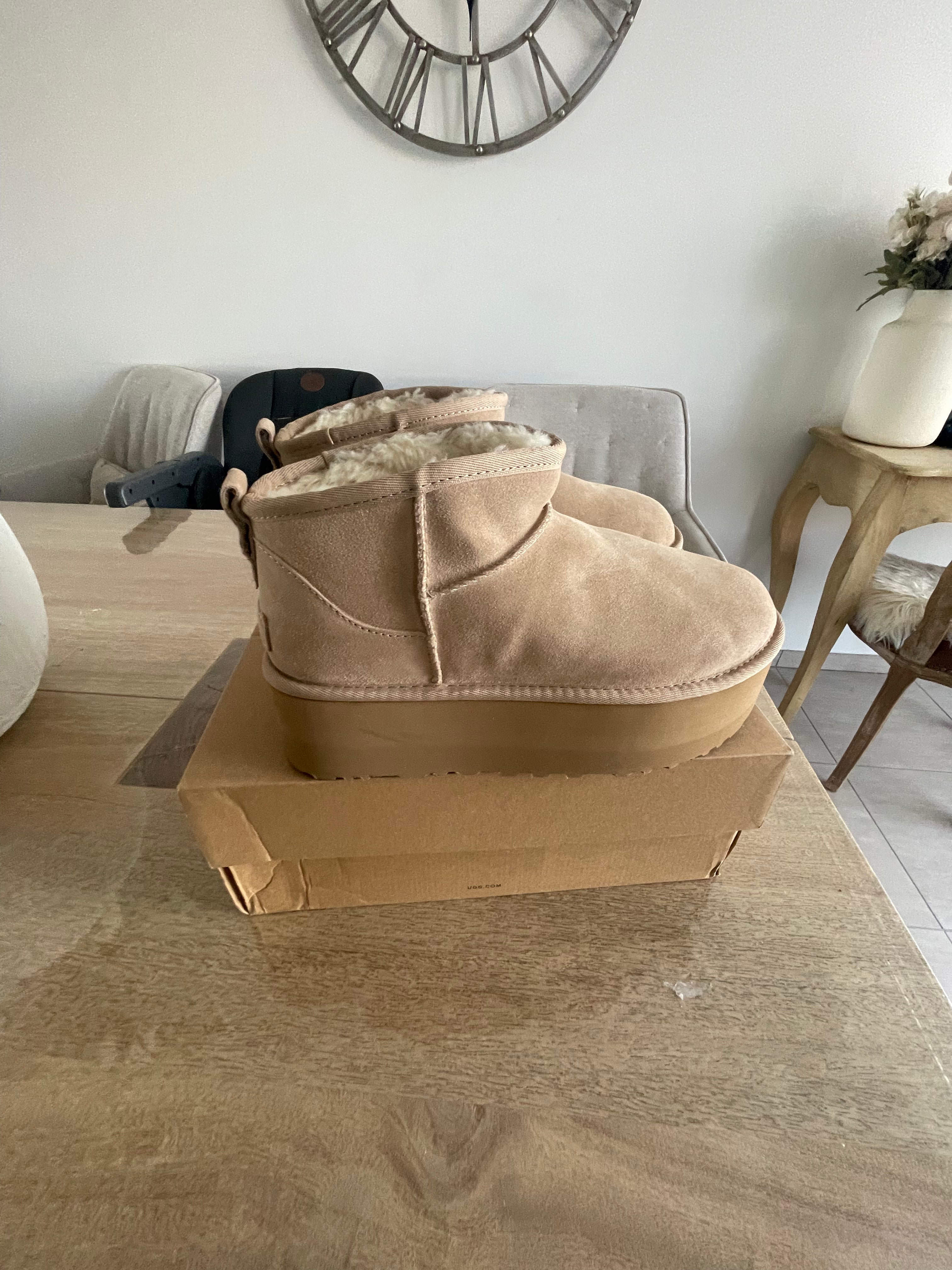 UGG mini Classic T40